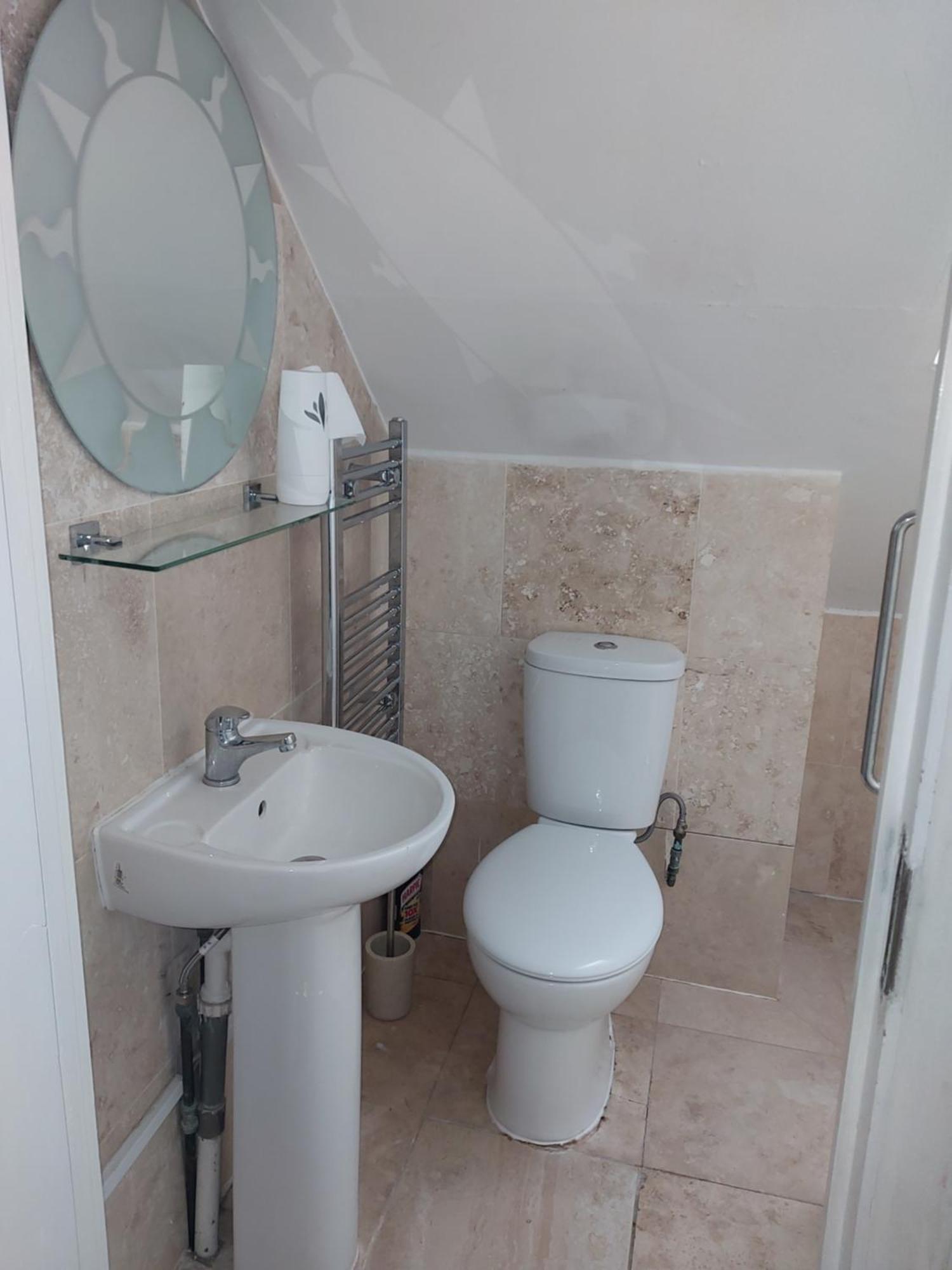 Joyful Room Rainham  Bagian luar foto
